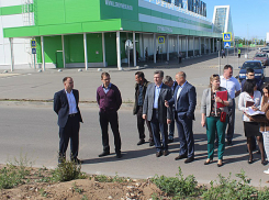 «Леруа Мерлен» и «Магнит» на въезде в Волжский отчитали за строительный мусор, просадку грунта и отсутствие зелени 