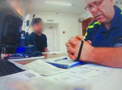 Под Волжским попытка откупиться от инспектора ДПС обернулась арестом за мат и статьей УК