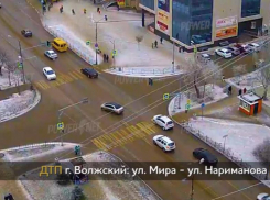Волжанка, избегая столкновения с авто, въехала в ограждение: появилось видео