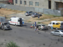 79-летняя бабушка чудом осталась жива, попав под колеса «Рено» в Волжском