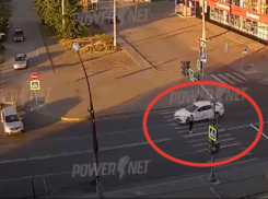Секунда спасла жизнь: на видео попал лихач, едва не сбивший пешехода на переходе в Волжском 