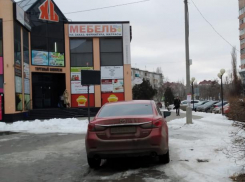 Владелец красной Mazda наплевал на пешеходов в Волжском