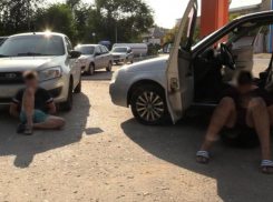 Ломали лифты и сдавали на металл: в Волгограде задержали группу молодых парней