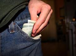 На севере Волгограда студент с ножом ограбил семиклассника