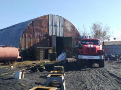 В Волжском из-за неисправной проводки вспыхнул ангар: фото
