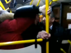 Драка в автобусе в Волжском попала на видео