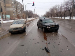 Три человека пострадали в столкновениях автомобилей в Волжском за сутки