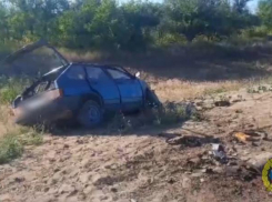 На трассе близ Волжского в аварии погибли 2 человека: видео с места ДТП