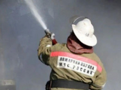 В подъезде 5-этажного дома в Волжском сгорел электрощиток