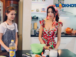 Редакция «Блокнот Волжский» готовит банановые блинчики на Масленицу