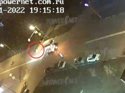 Пешехода сбили на зебре в Волжском: видео жуткой аварии