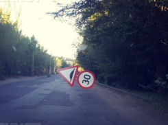 До трех лет заключения грозит вандалам, сломавшим дорожные знаки в Волжском