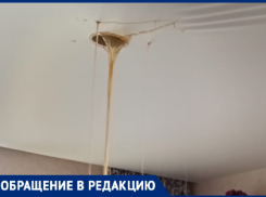 «За ночь 17 ведер воды вынесла»: волжанка на костылях тонет в собственной квартире, а УК бездействует