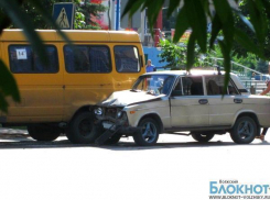 В Волжском утро снова началось с ДТП с участием маршрутного такси