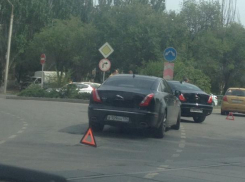 ДТП на миллион в Волжском: два Jaguar притерлись на дороге