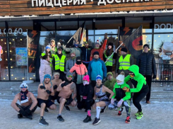 Кто и зачем бегает в купальниках по снегу в Волжском