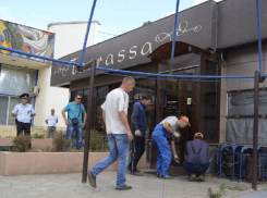 Приставы приступили к сносу кафе Terrassa в Волжском