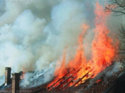 Кровля хозпостройки полыхала в Быковском районе на закате