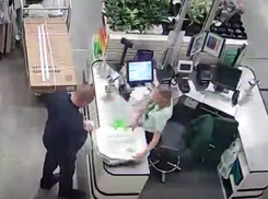 Появилось видео, как Масленников покупает пакеты в строительном магазине Волжского