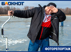 Волжане пожертвовали выходным ради спасения рыбы в озере