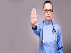 Она заставила обуть ее и потребовала постелить ковровую дорожку, - волжанка о вызове врача на дом