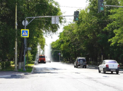 Поливомоечные машины вышли на улицы Волжского из-за жары