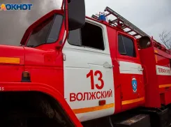 Деревянный дом выгорел в поселке Волжского
