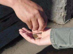 Волгоградка заставляла 9-летнюю дочь попрошайничать у церкви