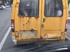 Маршрутки-убийцы курсируют по Волжскому: в социальных сетях появились фото проржавевших насквозь машин