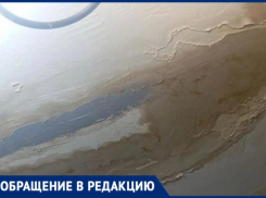 Вода с потолка и искры из щита: жительница Волжского годами борется с протекающей крышей