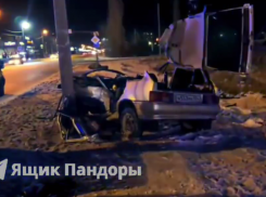  В Волжском спасатели срезали крышу машину, чтобы достать женщину после удара о столб 