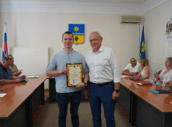 Глава Волжского вручил награды молодым волонтерам за помощь бойцам в зоне СВО