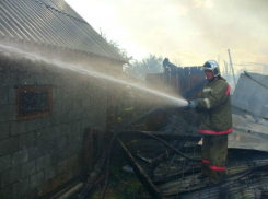 В Волжском подожгли дачный дом