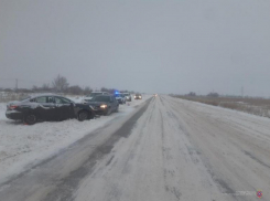 Не справилась с управлением: тройное ДТП случилось на трассе под Волжским