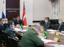 Новогодние гуляния под надзором: Бочаров поручил усилить контроль за эпидобстановкой в праздники