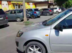 Припаркованный автомобиль напугал волжан самостоятельным выездом со стоянки