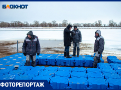 На городском пляже в Волжском идет подготовка к Крещению: фоторепортаж