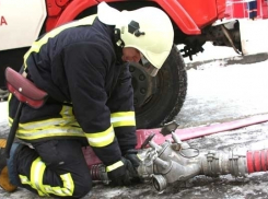 В Волжском утренний пожар уничтожил склад стройматериалов