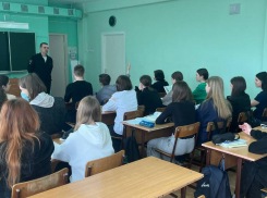 ГИБДД Волжского провела урок безопасности для школьников