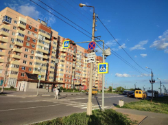 После публикации «Блокнот Волжский» КБиДХ сняли флаги РФ с дорожного знака