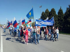 Появились первые фото с первомайской демонстрации в Волжском