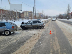 Volkswagen вылетел навстречку и протаранил ВАЗ-2114 в Волжском