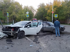 Лобовое столкновение авто на перекрестке в Волжском: видео