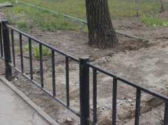 В Волжском начали демонтировать «лишние» пешеходные дорожки