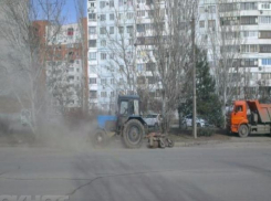 Пыльные дороги в Волжском чистят для ремонта