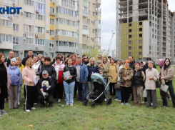 «Мы вообще задохнемся»: жители Волжского восстали против строительства парковки ЖК «Горизонт» на зеленой зоне