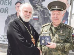 Близ Волжского священнику вручили крест за заслуги перед казачеством