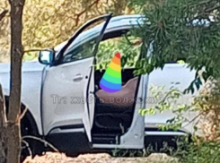 Онанирующего мужчину в машине на глазах у детей сняли в Волжском