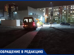 Плевать на людей: автомобилисты объезжают пробки по тротуару в Волжском