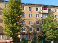 Невменяемый волжанин устроил спектакль с угрозами спрыгнуть с пятого этажа в Волжском